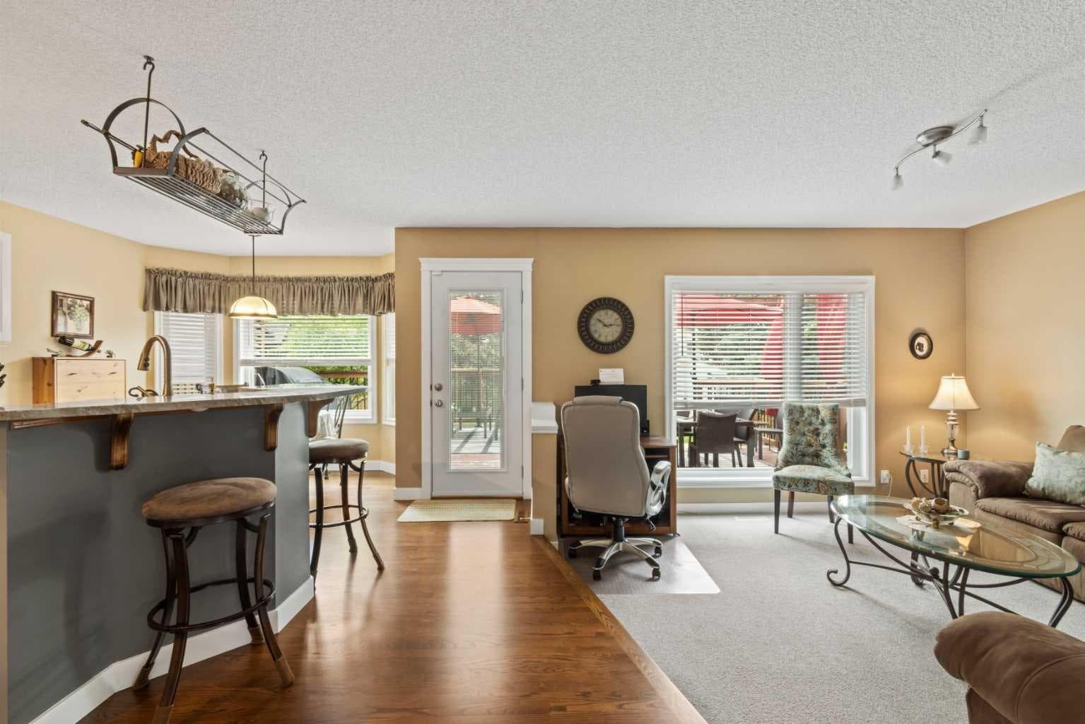 217 Douglas Glen Close SE