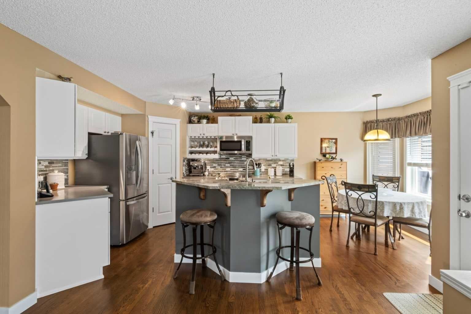 217 Douglas Glen Close SE