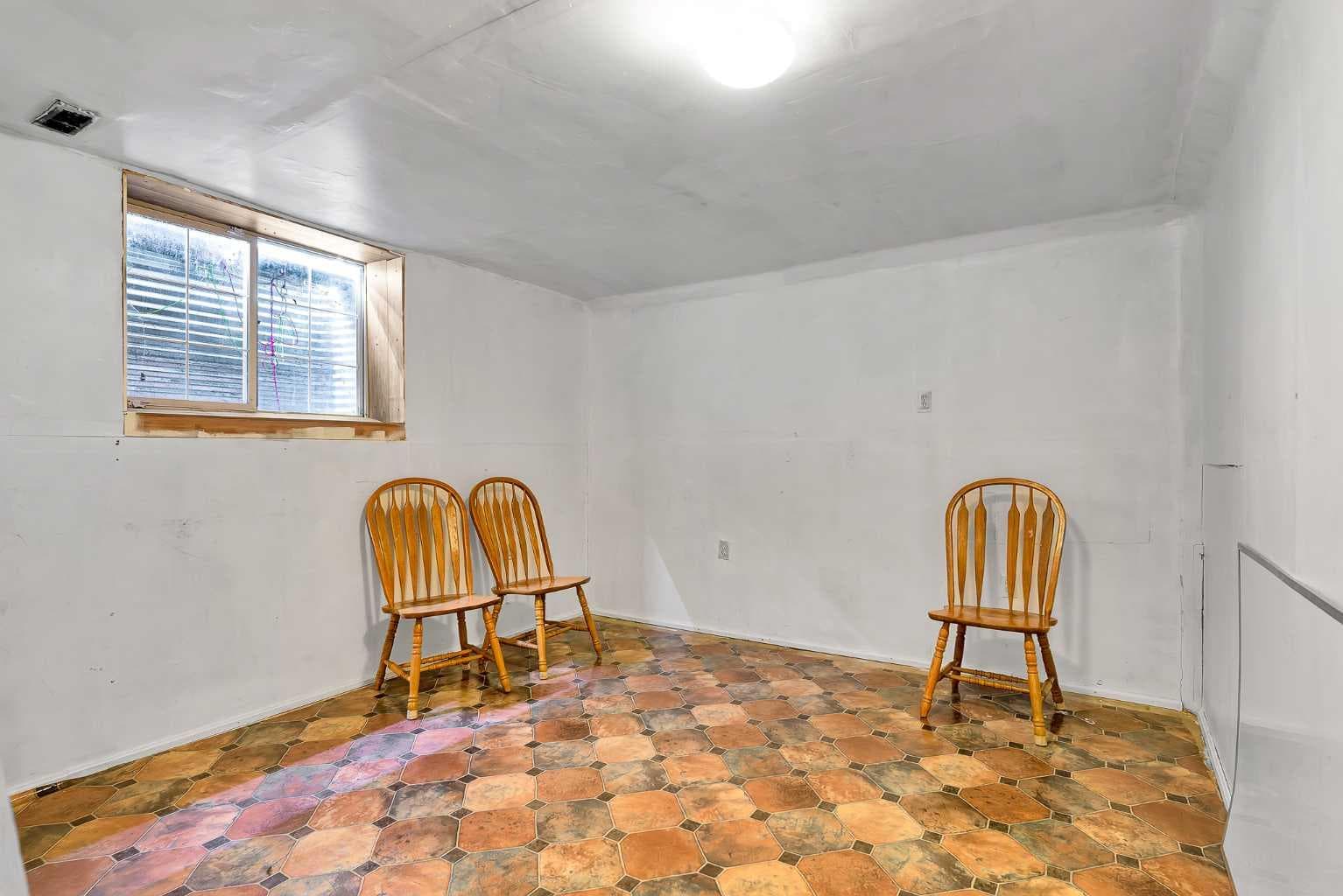101, 516 Blackthorn Road NE