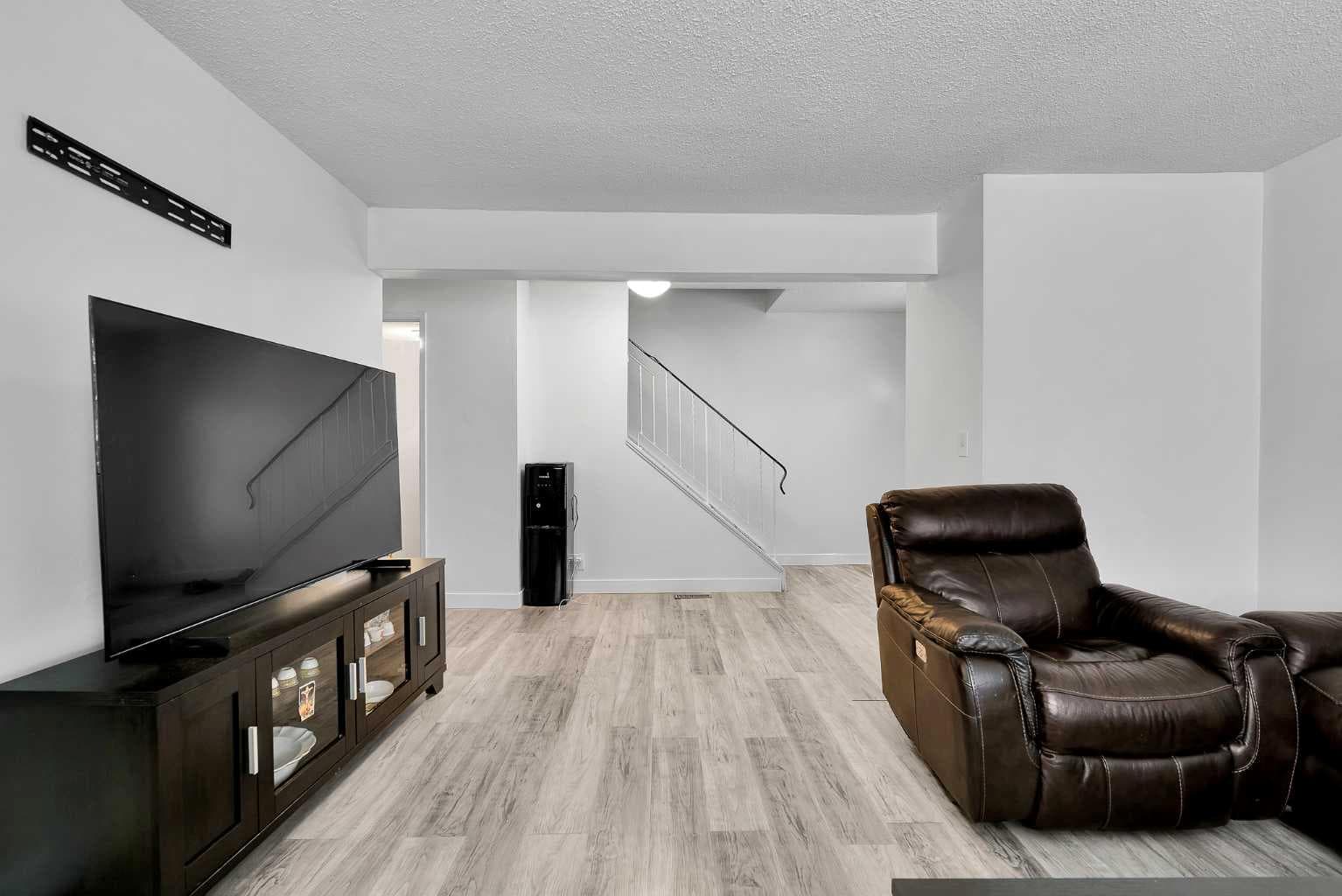 101, 516 Blackthorn Road NE