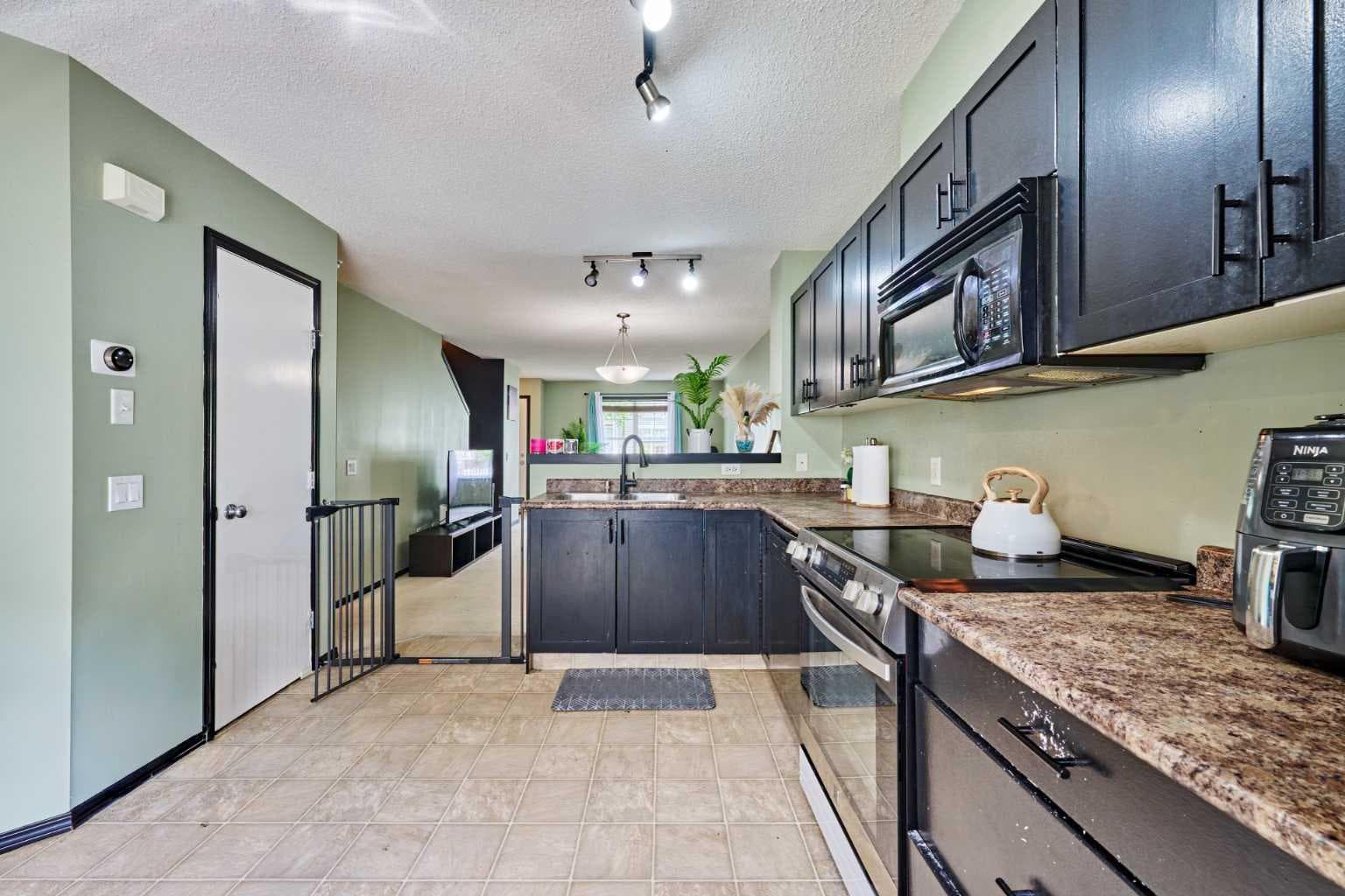 225 ELGIN Gardens SE