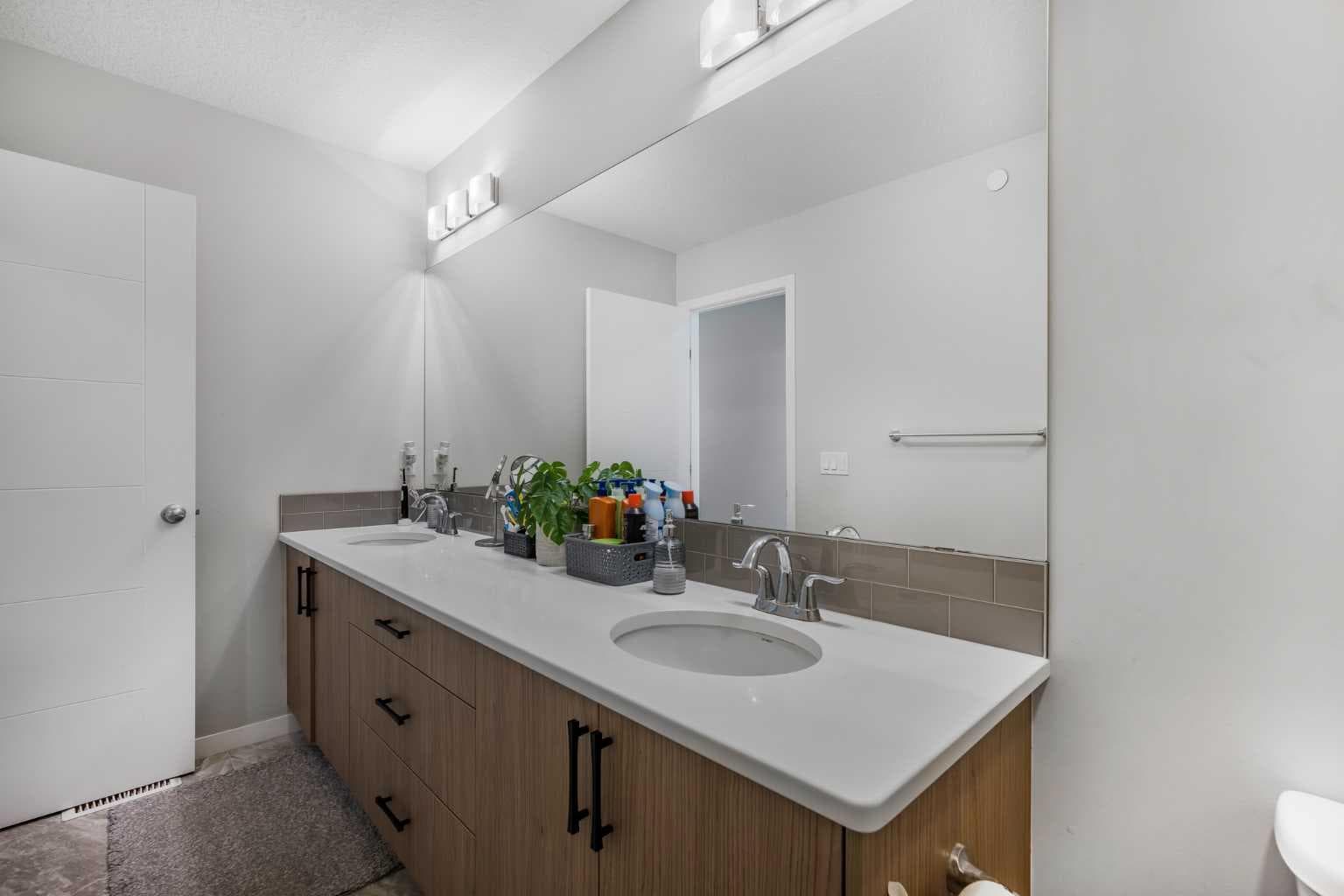 35 Howse Manor NE