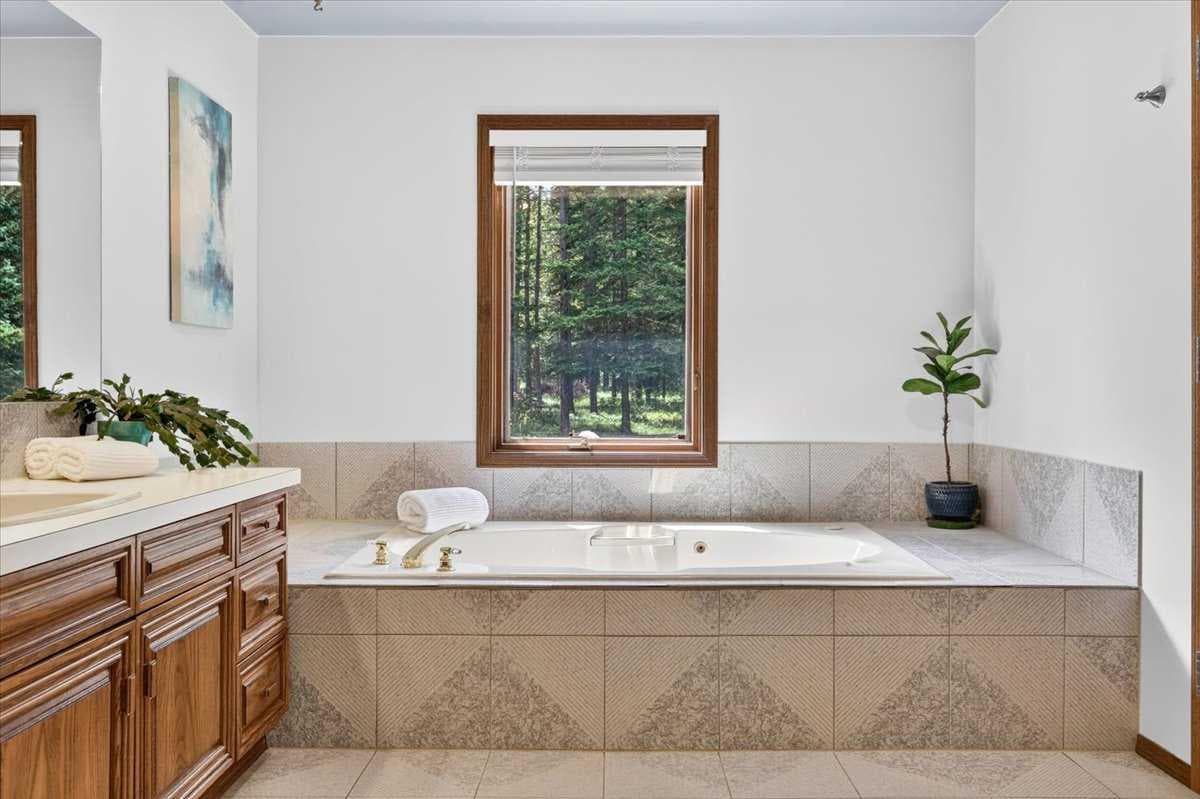 348 Wild Rose Close 