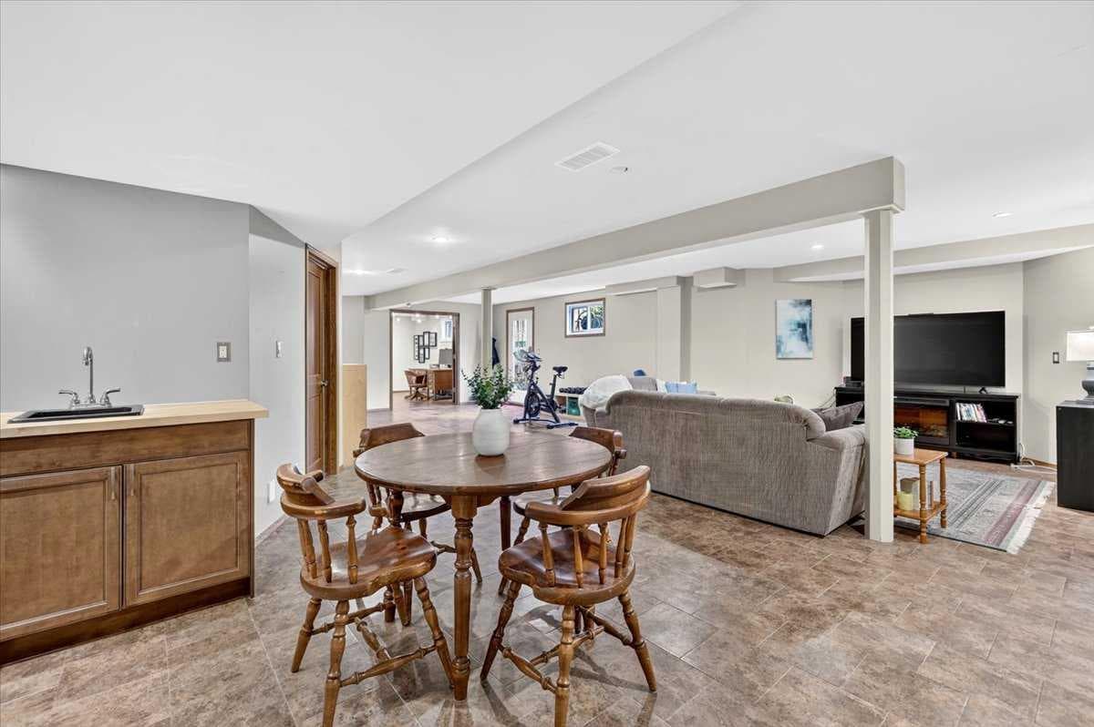 348 Wild Rose Close 