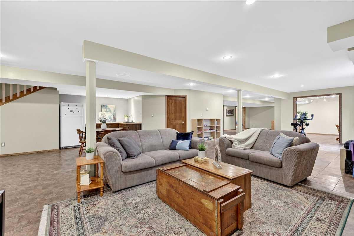 348 Wild Rose Close 