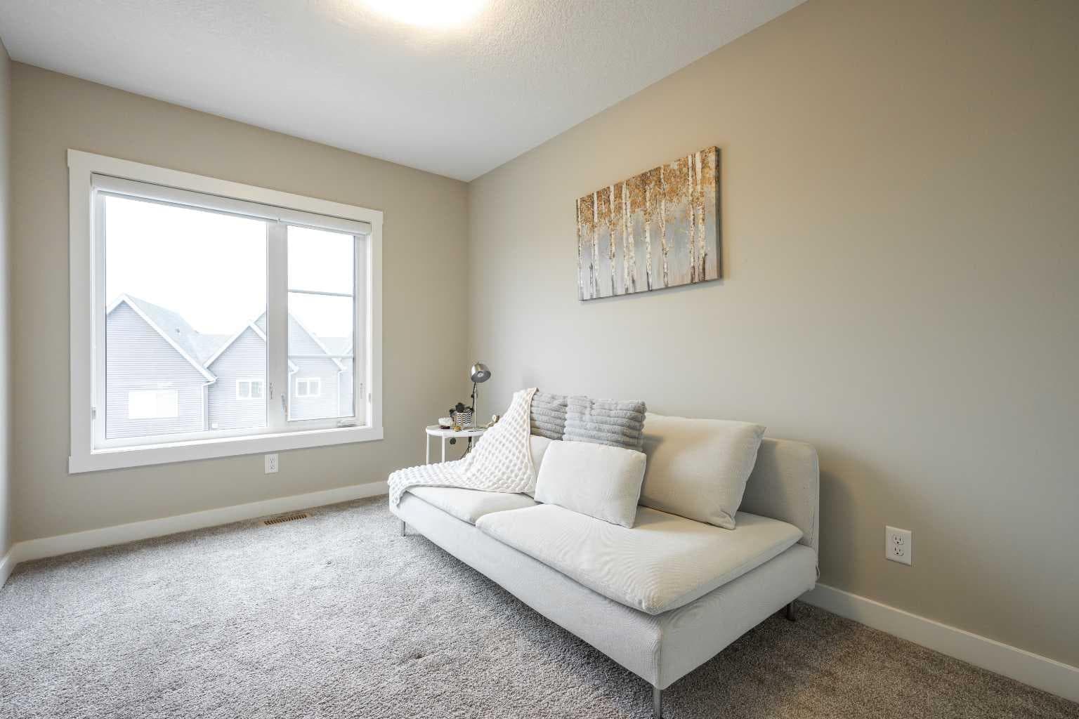 156 Livingston Common NE