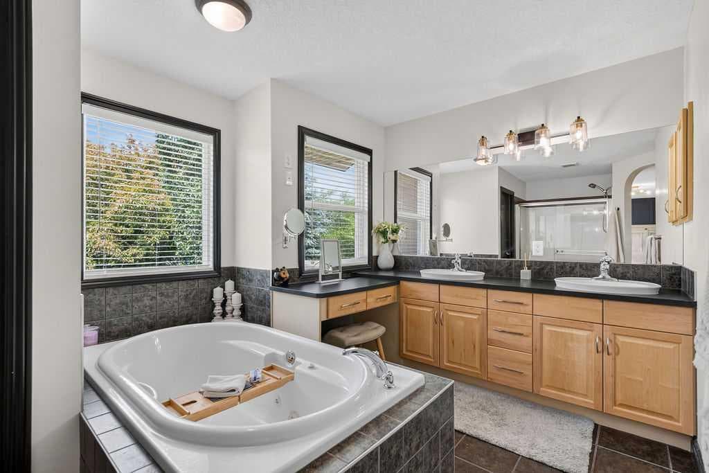 214 Cranleigh View SE