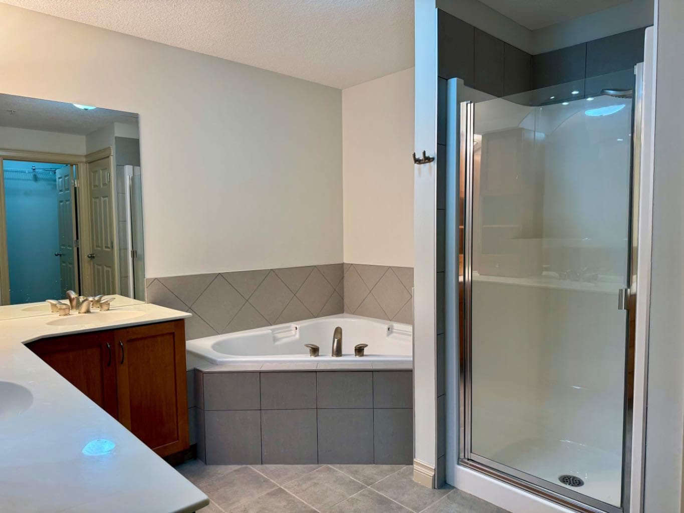 1108, 24 Hemlock Crescent SW