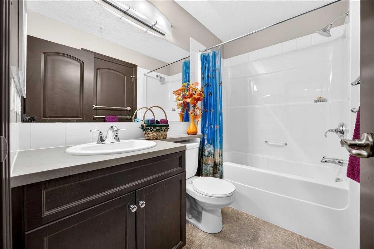 218, 30 Royal Oak Plaza NW