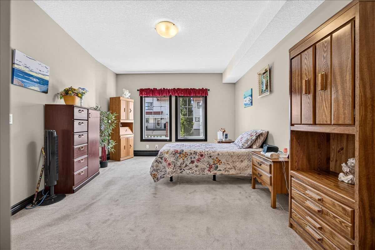 218, 30 Royal Oak Plaza NW