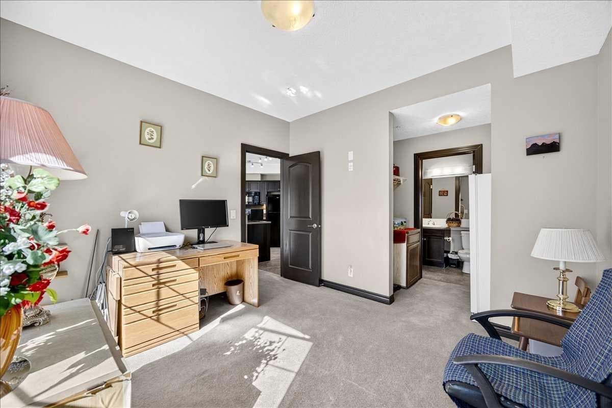 218, 30 Royal Oak Plaza NW