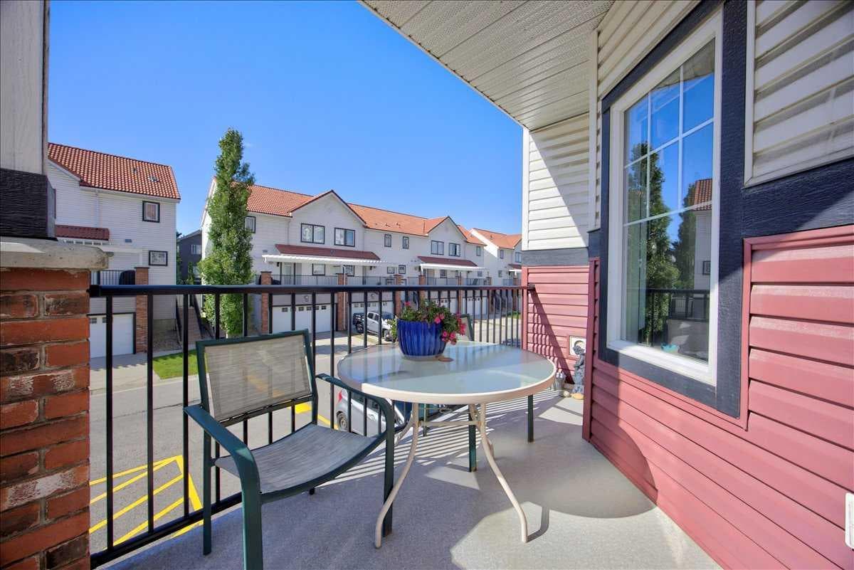 218, 30 Royal Oak Plaza NW