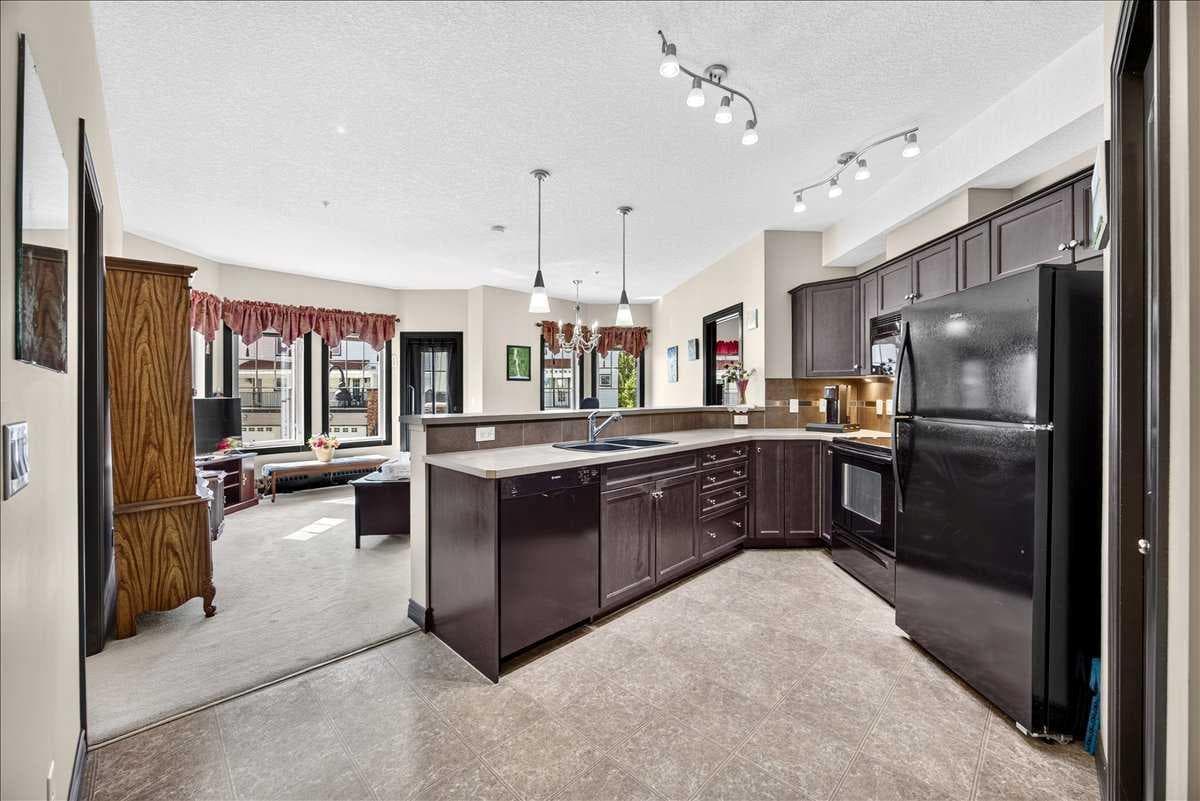 218, 30 Royal Oak Plaza NW