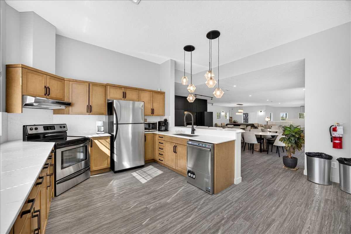 218, 30 Royal Oak Plaza NW
