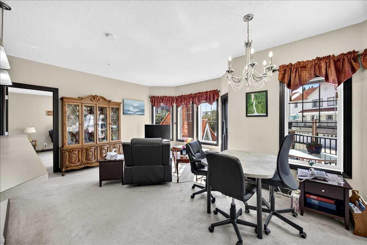 218, 30 Royal Oak Plaza NW