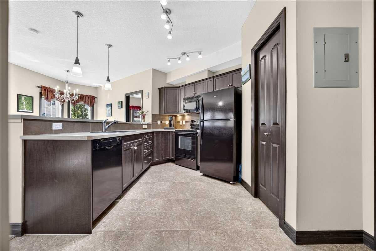 218, 30 Royal Oak Plaza NW