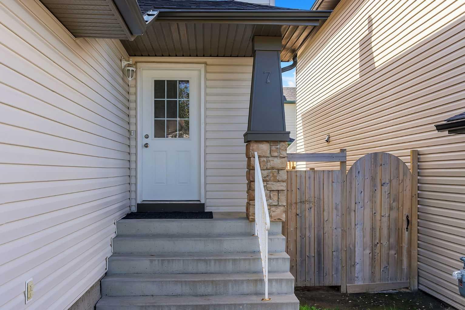 7 Saddlecrest Terrace NE