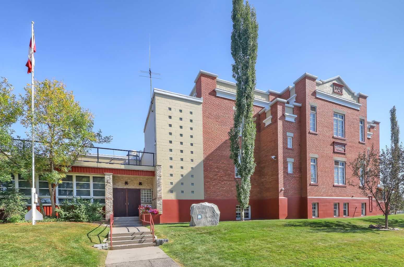 402, 1010 Centre Avenue NE