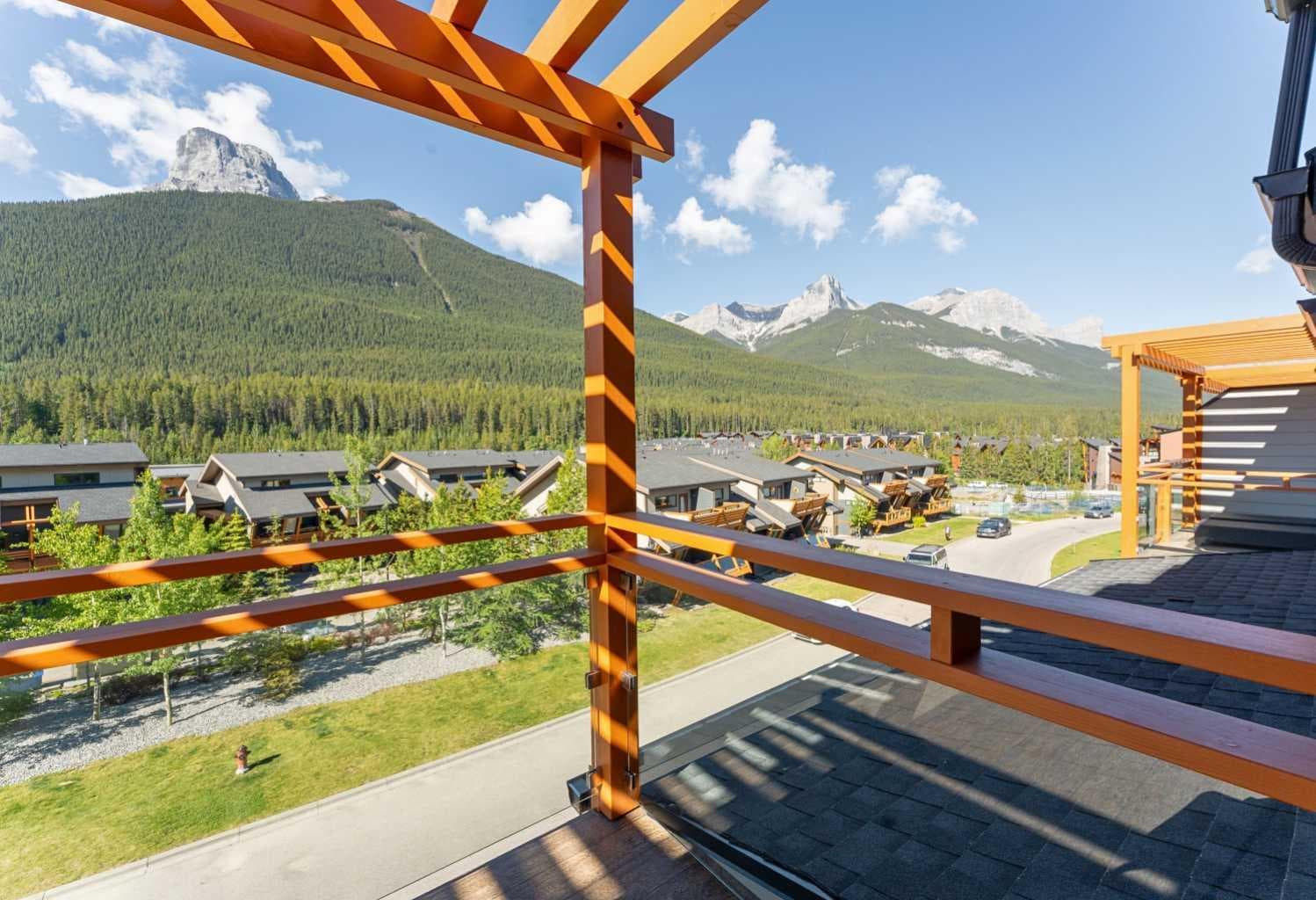 601, 102 Stewart Creek Rise 