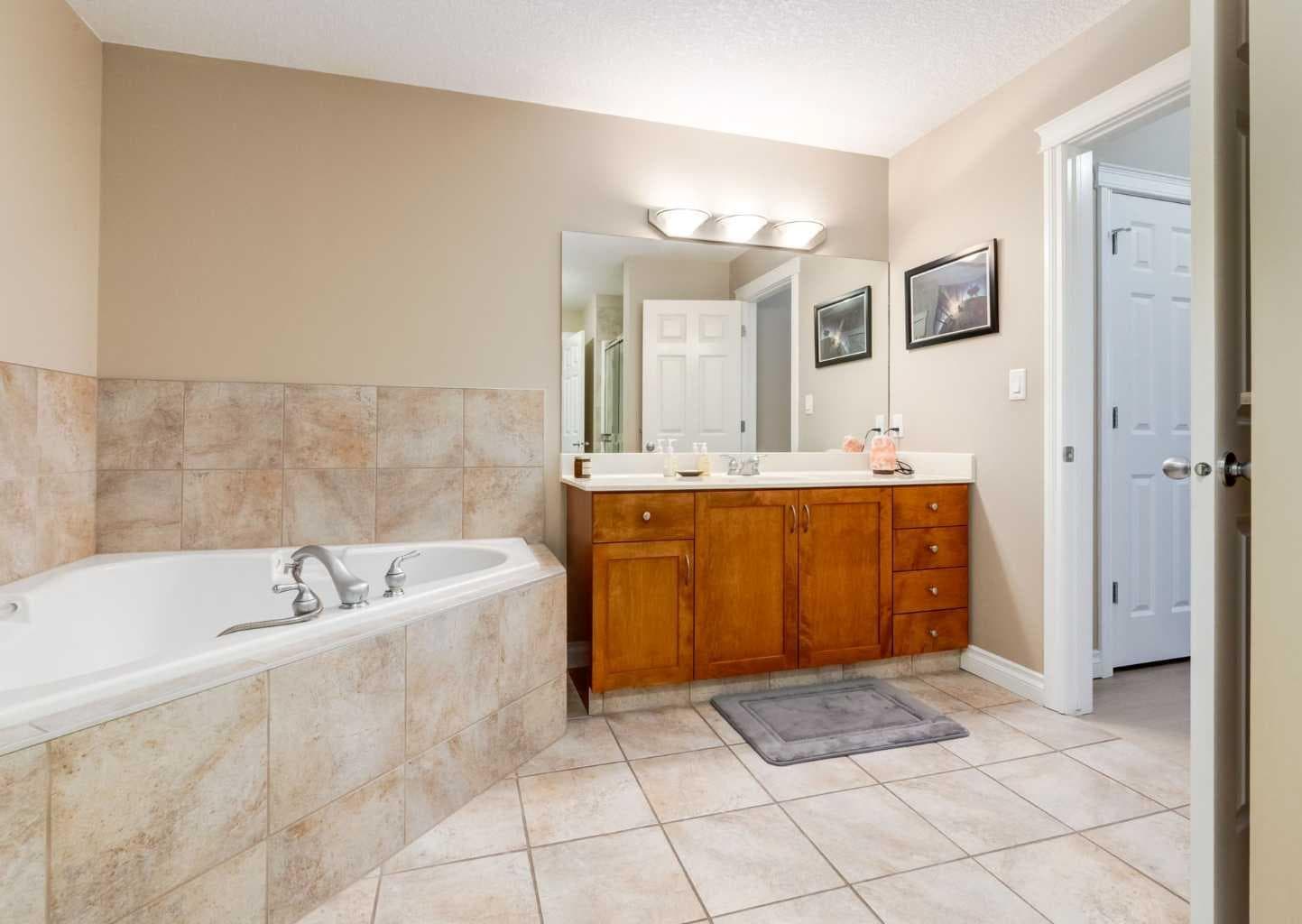 3214, 24 Hemlock Crescent SW