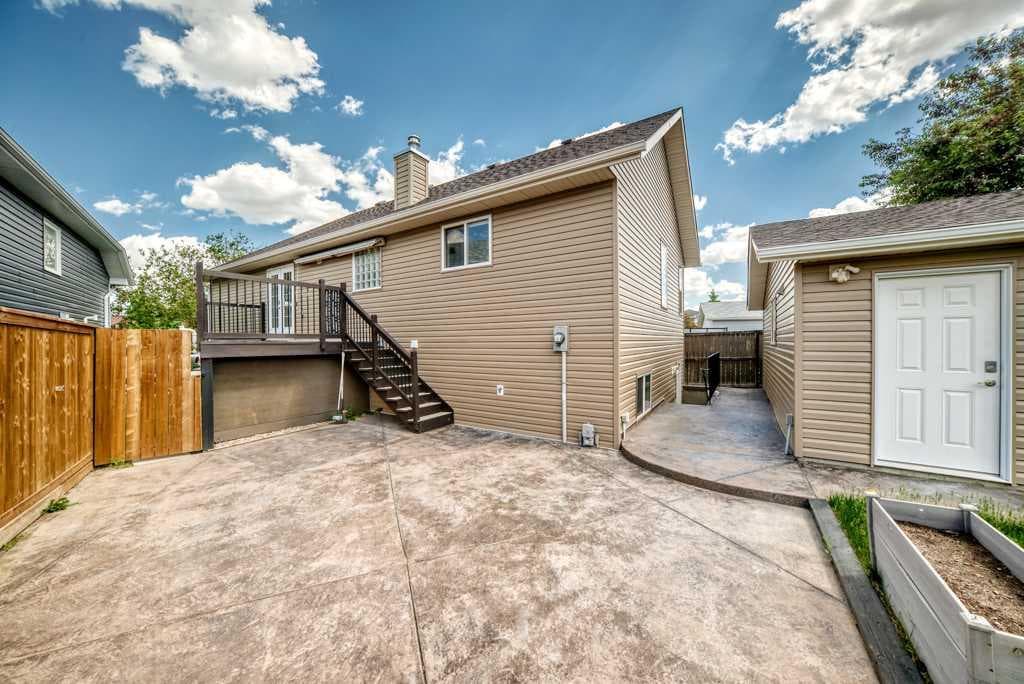 222 Covewood Close NE