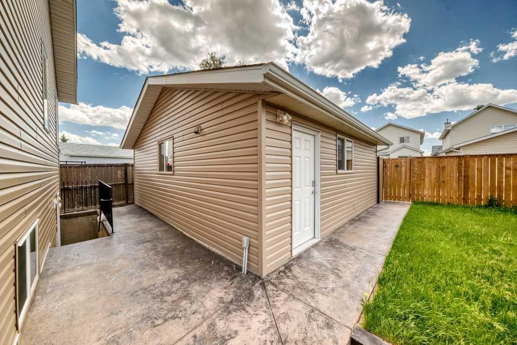 222 Covewood Close NE