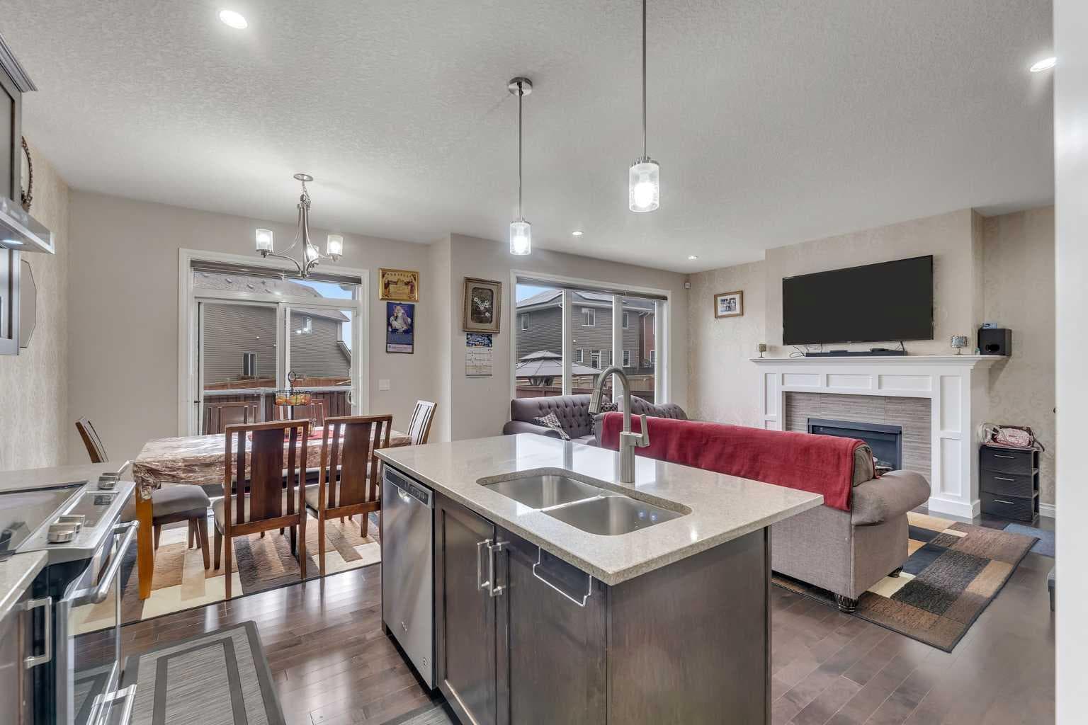 28 Saddlelake Common NE