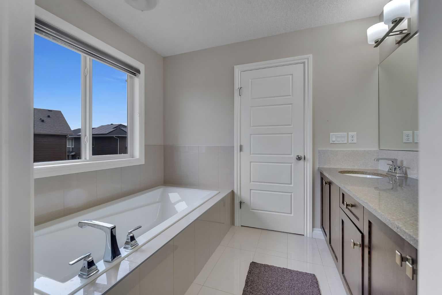 28 Saddlelake Common NE