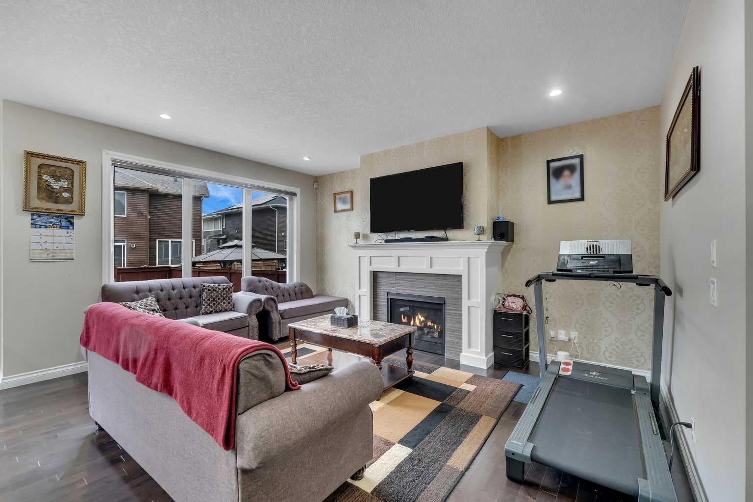 28 Saddlelake Common NE