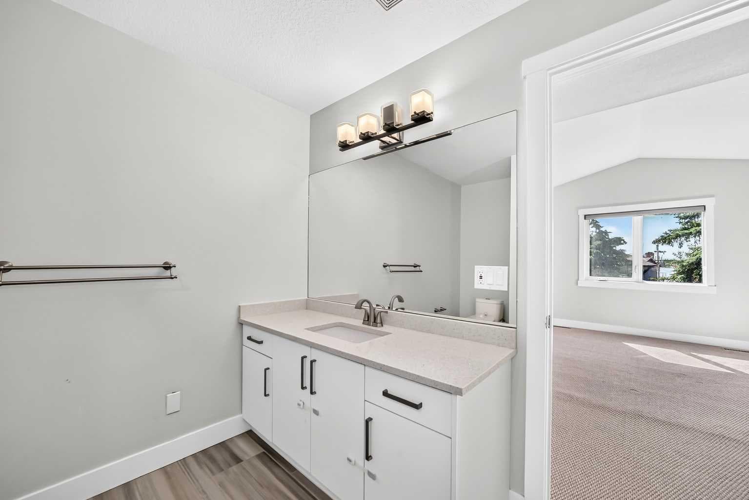 884 EAST CHESTERMERE Drive 