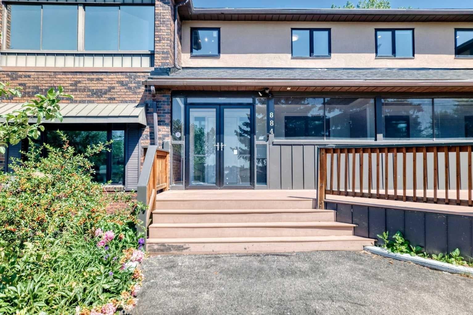 884 EAST CHESTERMERE Drive 