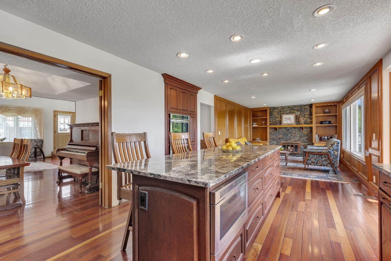 24 Woodgrove Crescent SW