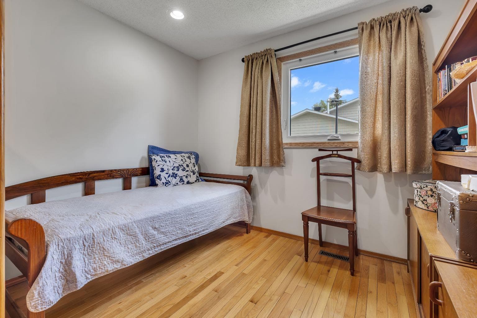 24 Woodgrove Crescent SW