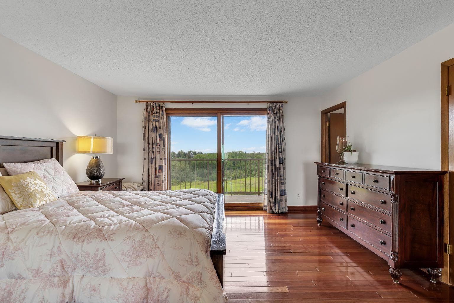 24 Woodgrove Crescent SW