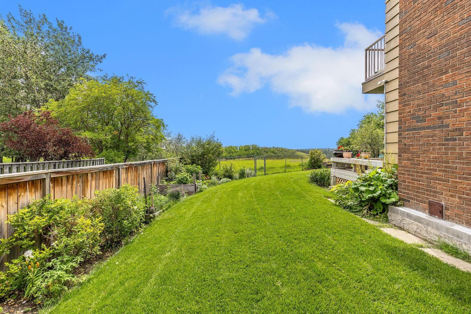 24 Woodgrove Crescent SW
