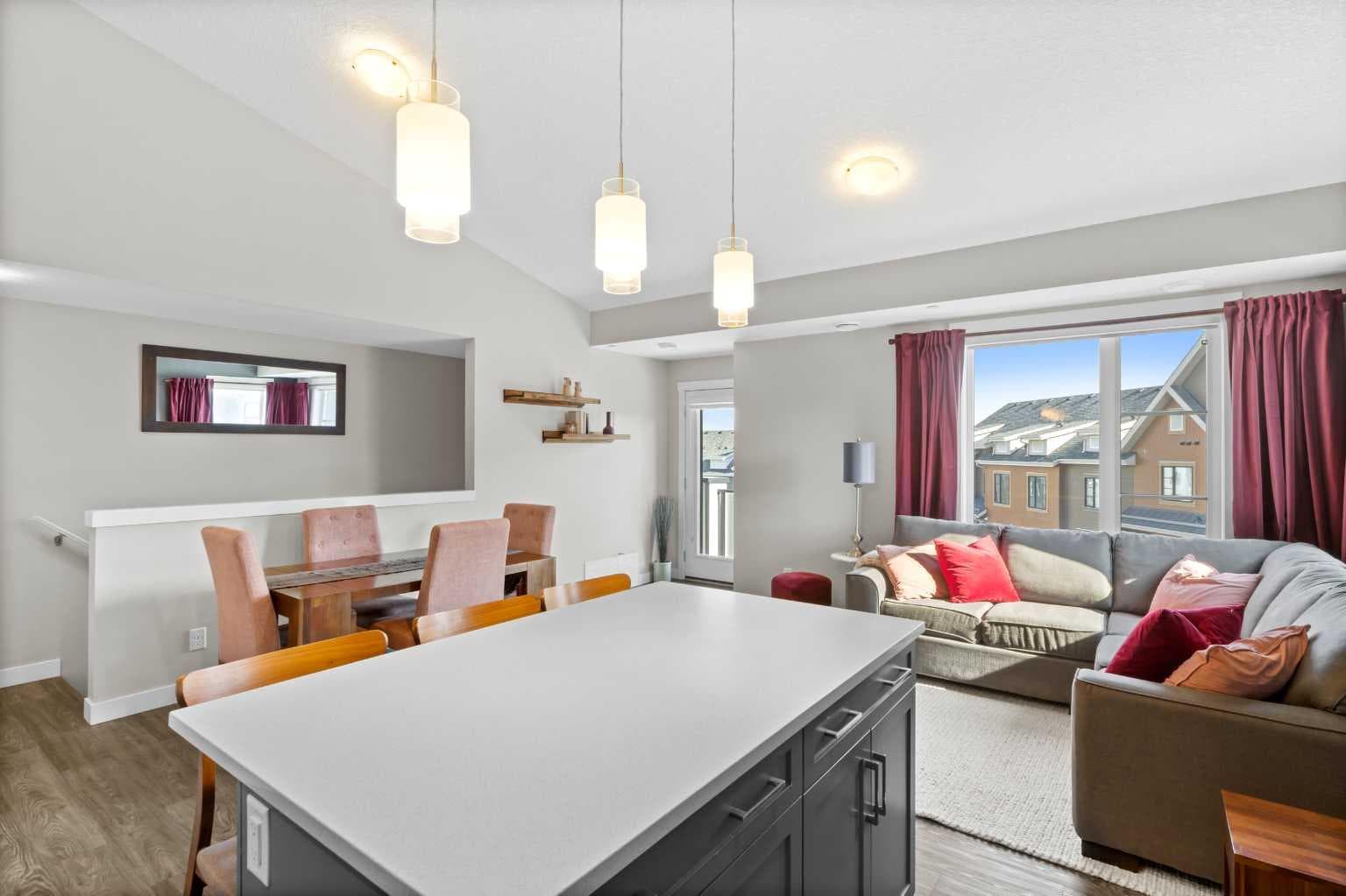 271 Livingston Common NE