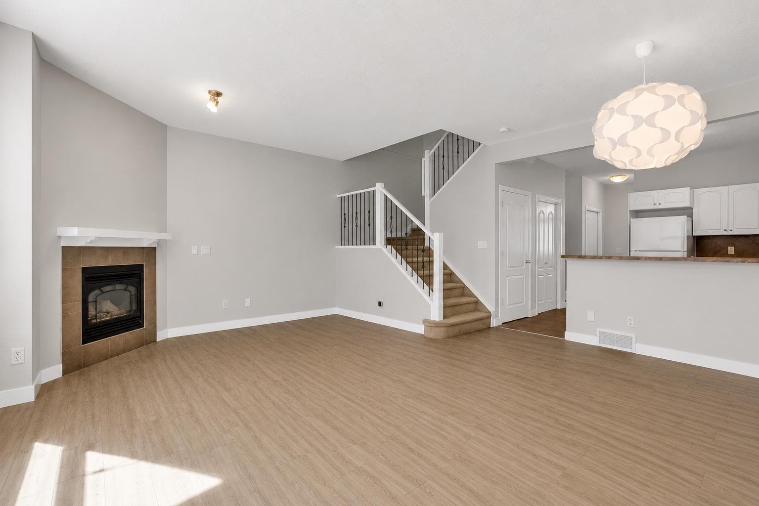 34 Royal Manor NW