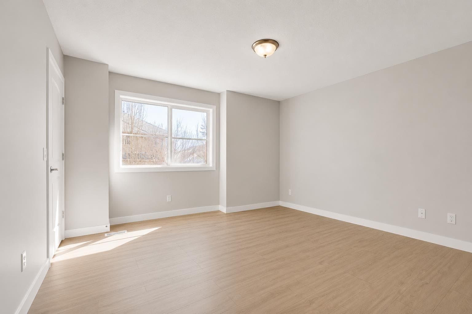 34 Royal Manor NW