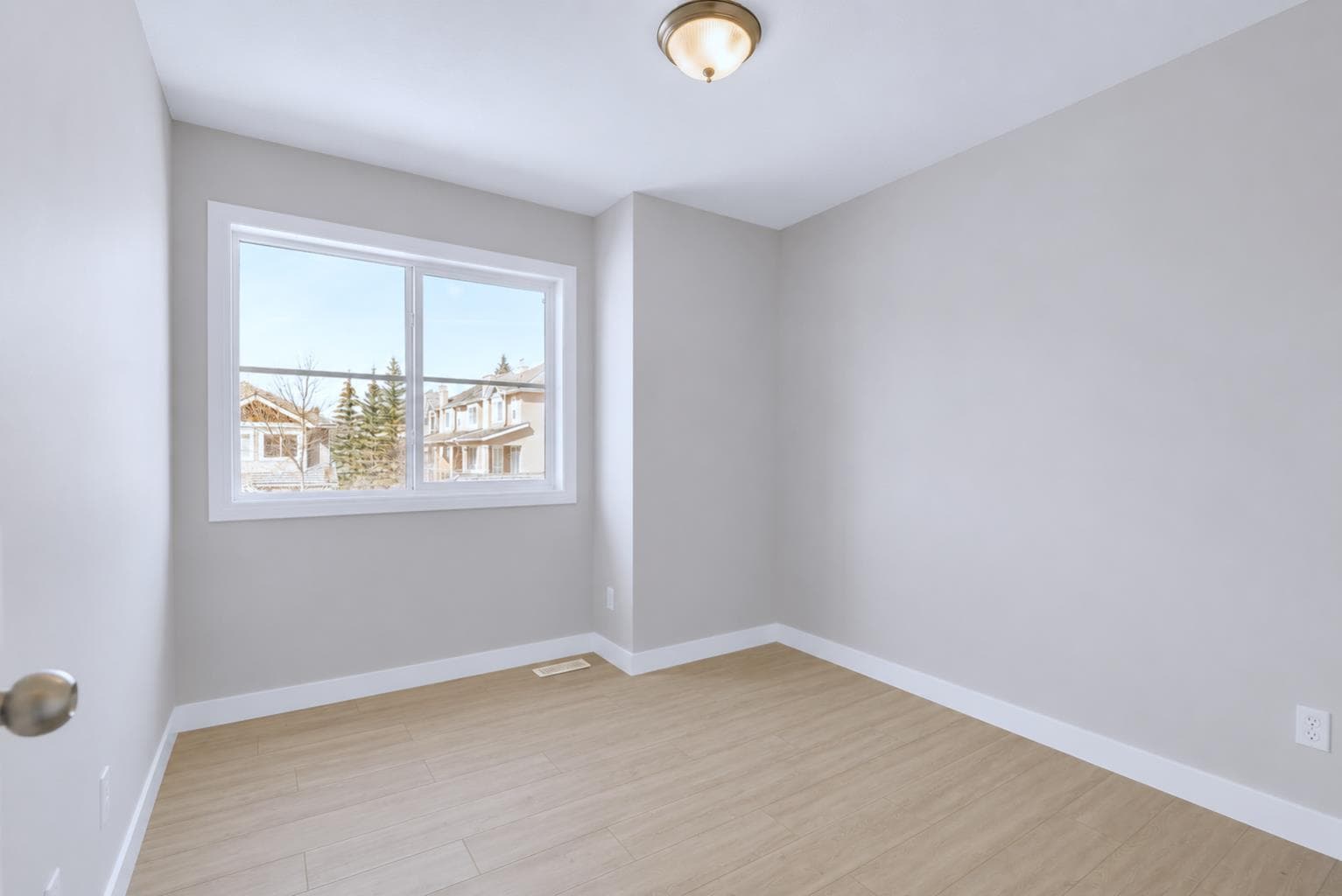 34 Royal Manor NW