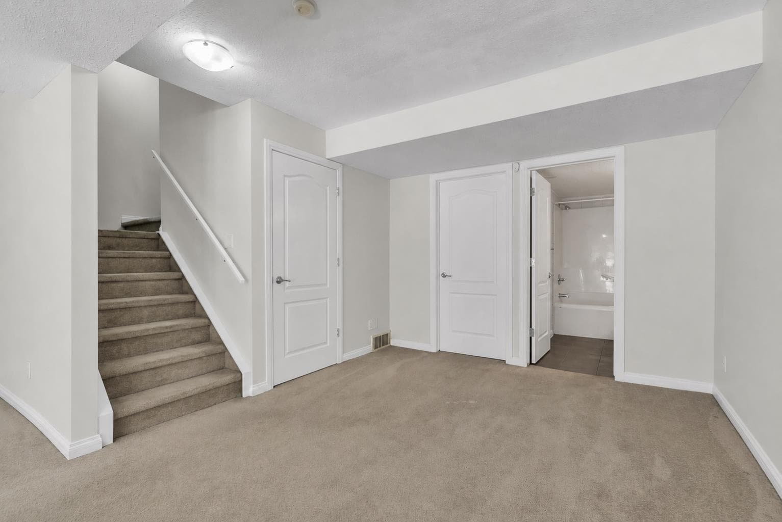 34 Royal Manor NW