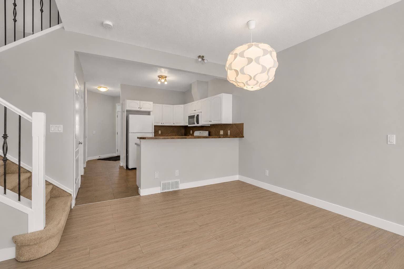 34 Royal Manor NW