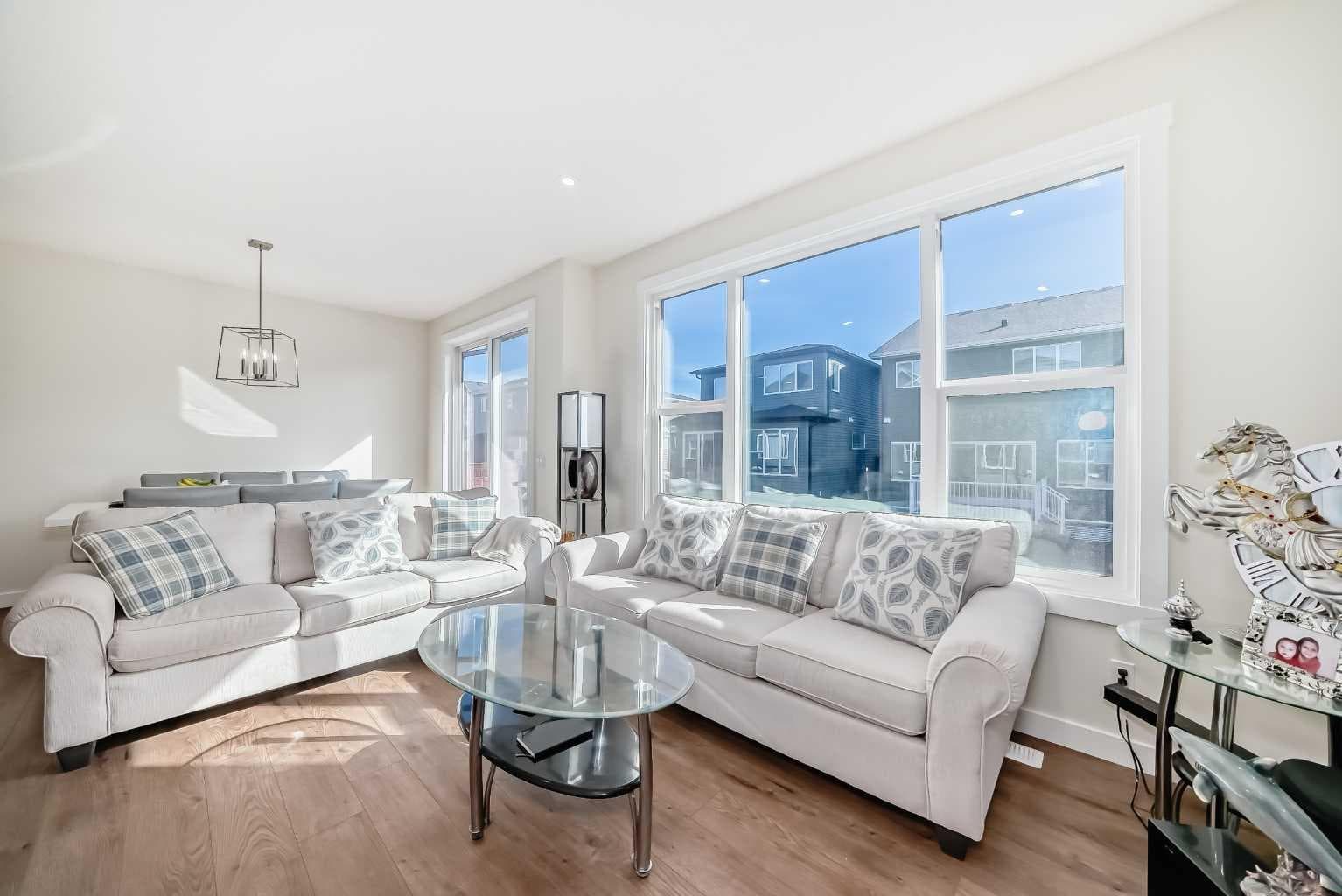138 Silver Spruce Grove SW