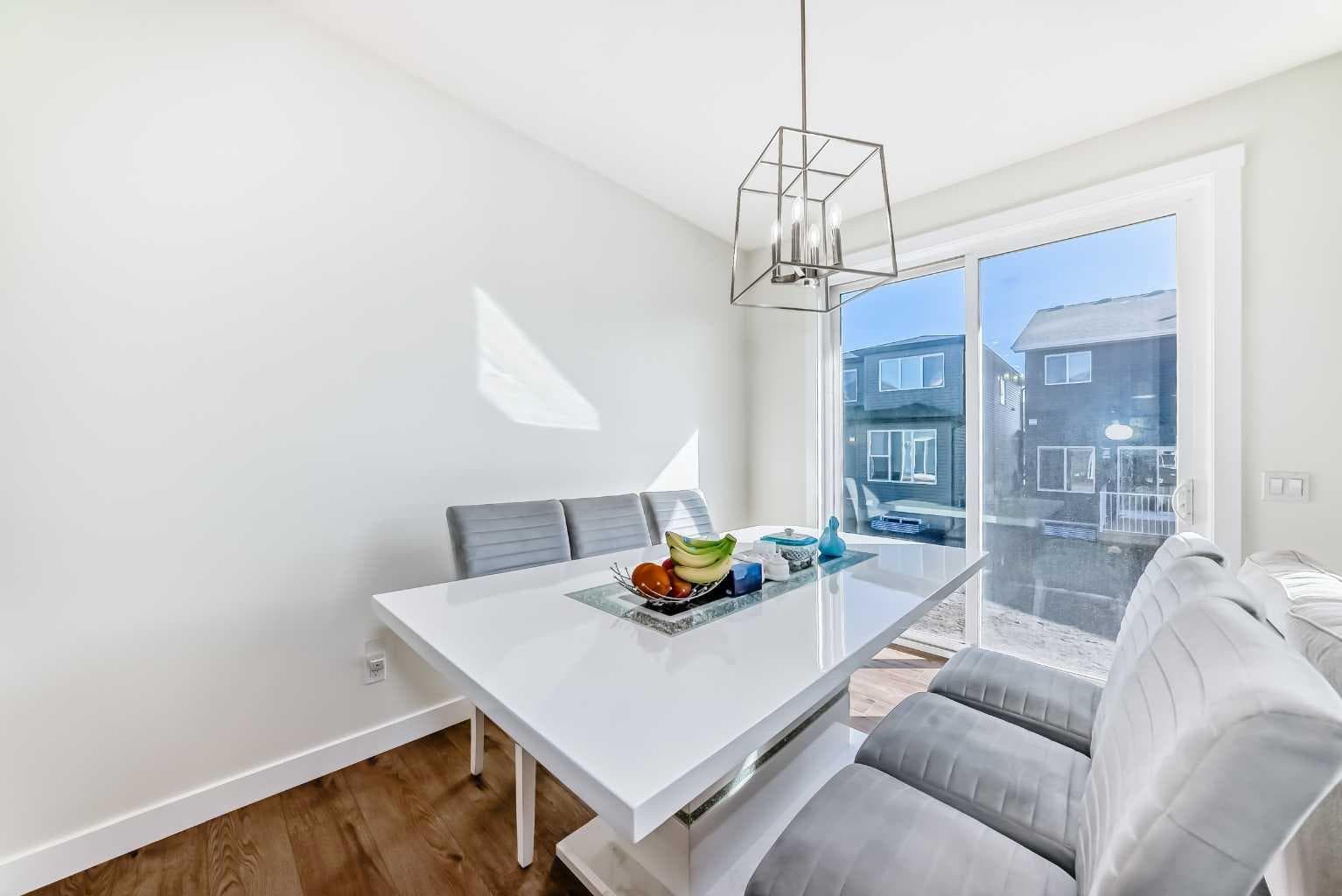 138 Silver Spruce Grove SW