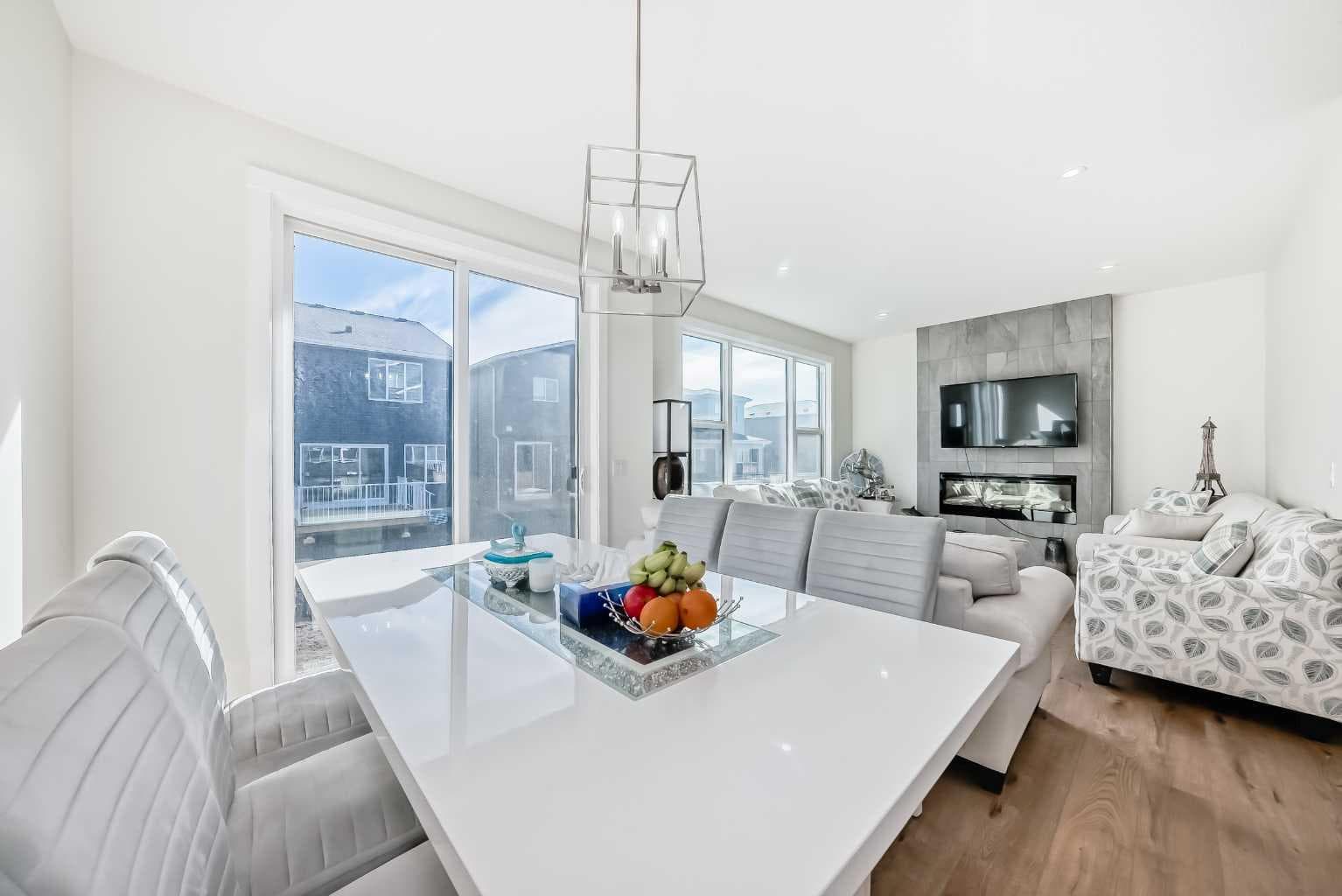 138 Silver Spruce Grove SW