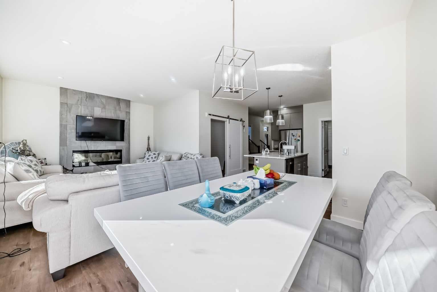 138 Silver Spruce Grove SW