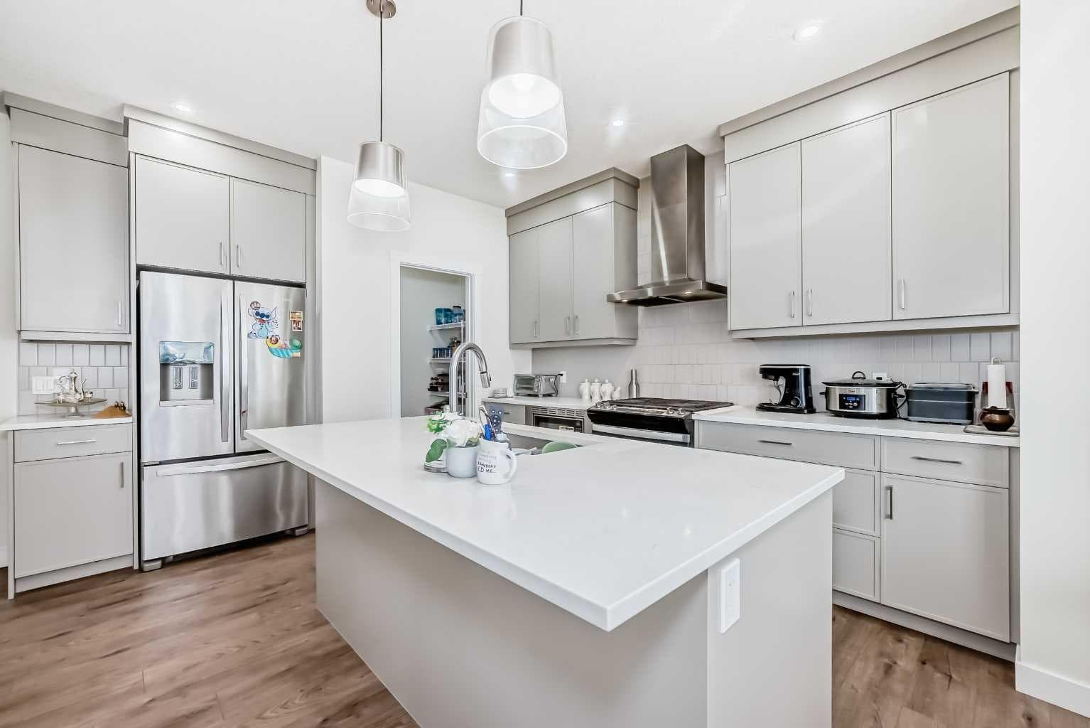 138 Silver Spruce Grove SW