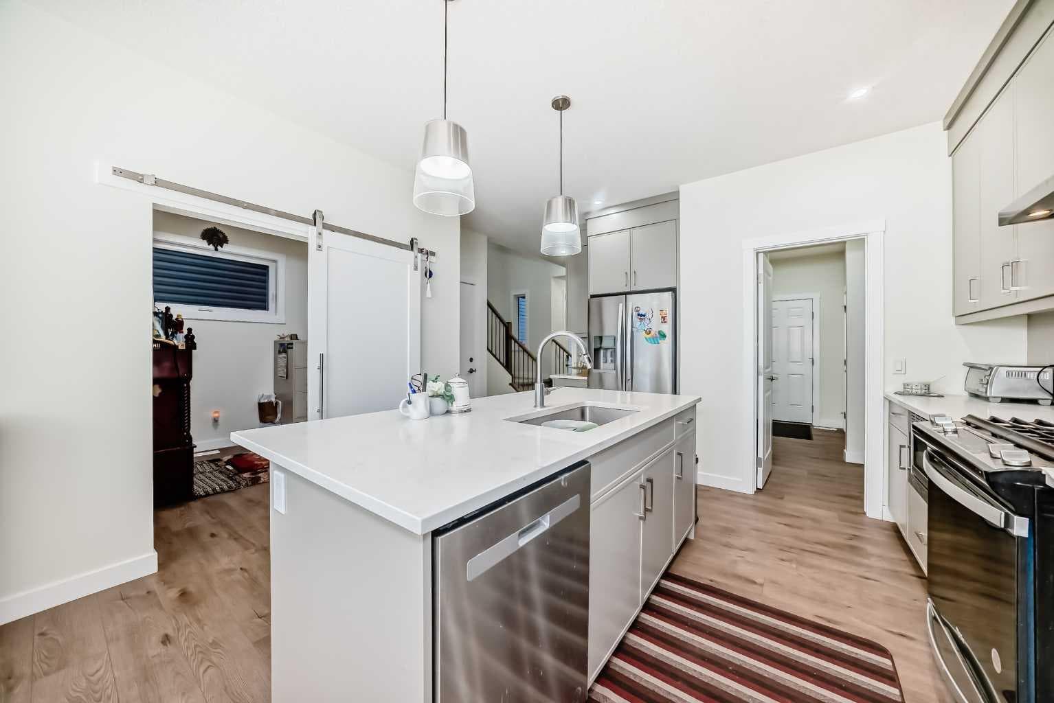 138 Silver Spruce Grove SW