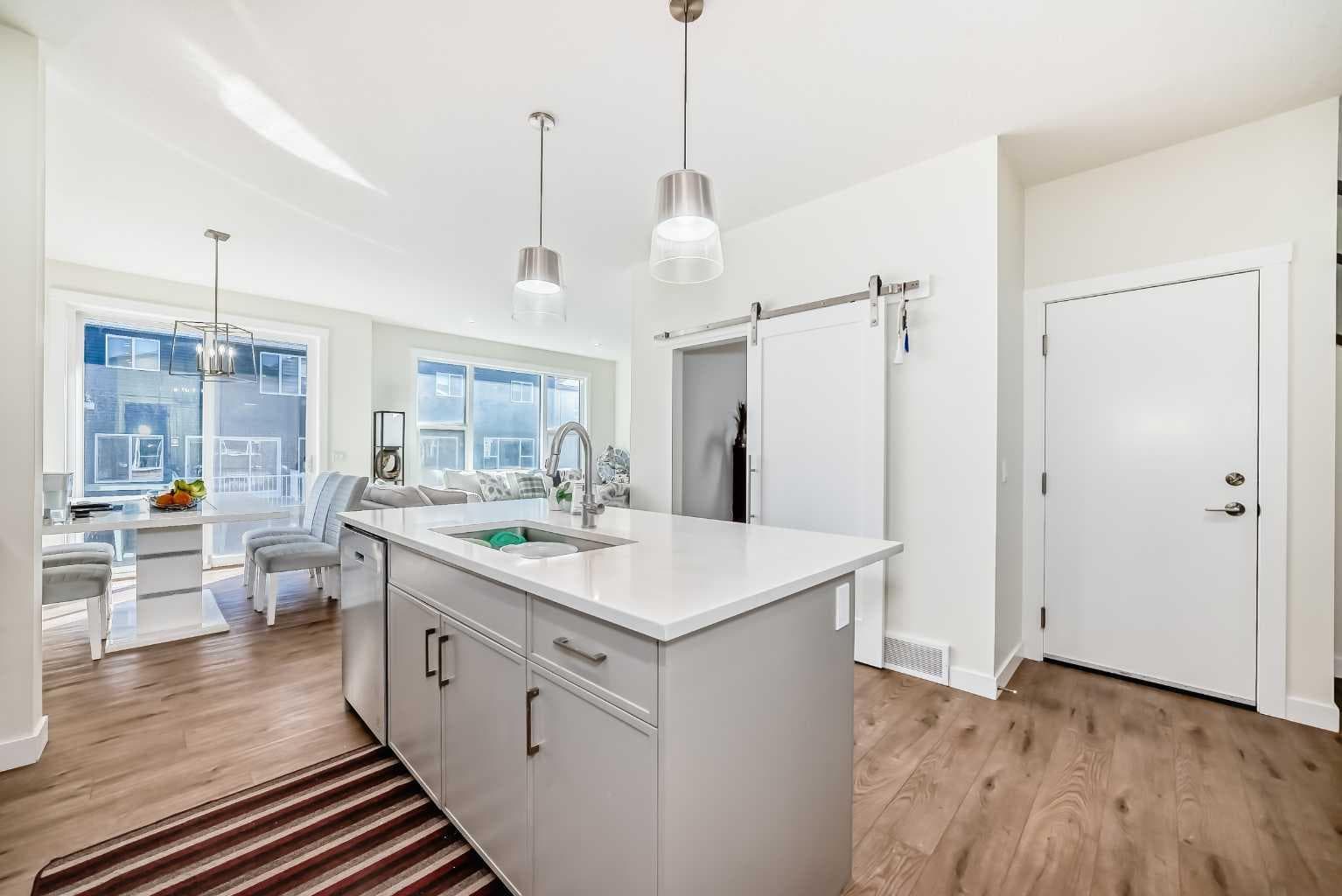 138 Silver Spruce Grove SW
