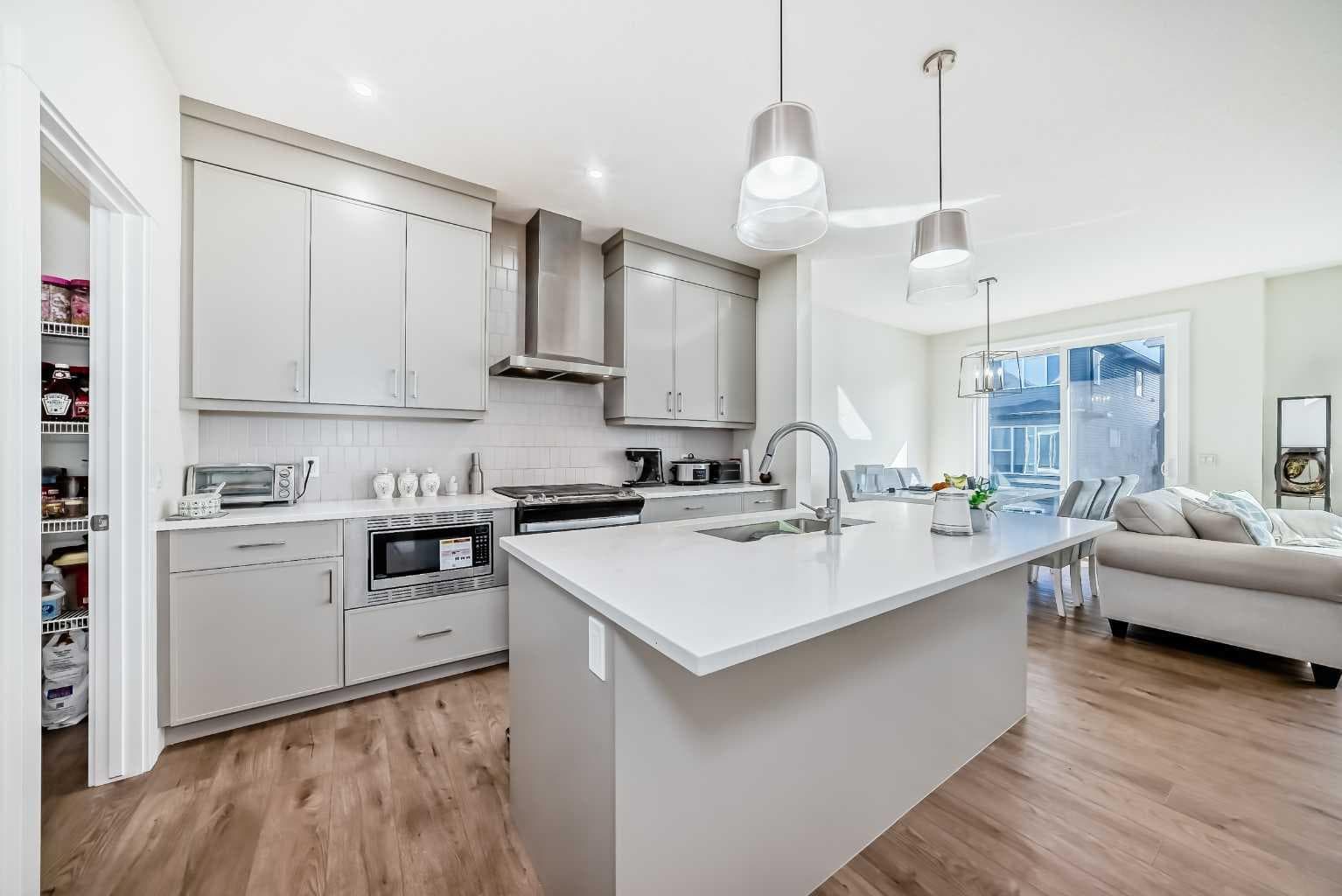 138 Silver Spruce Grove SW