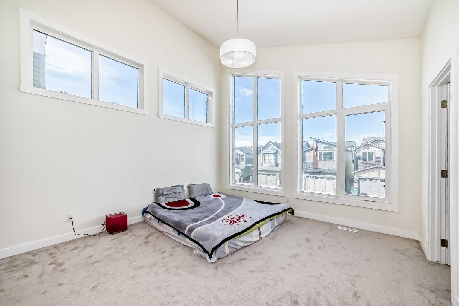 138 Silver Spruce Grove SW